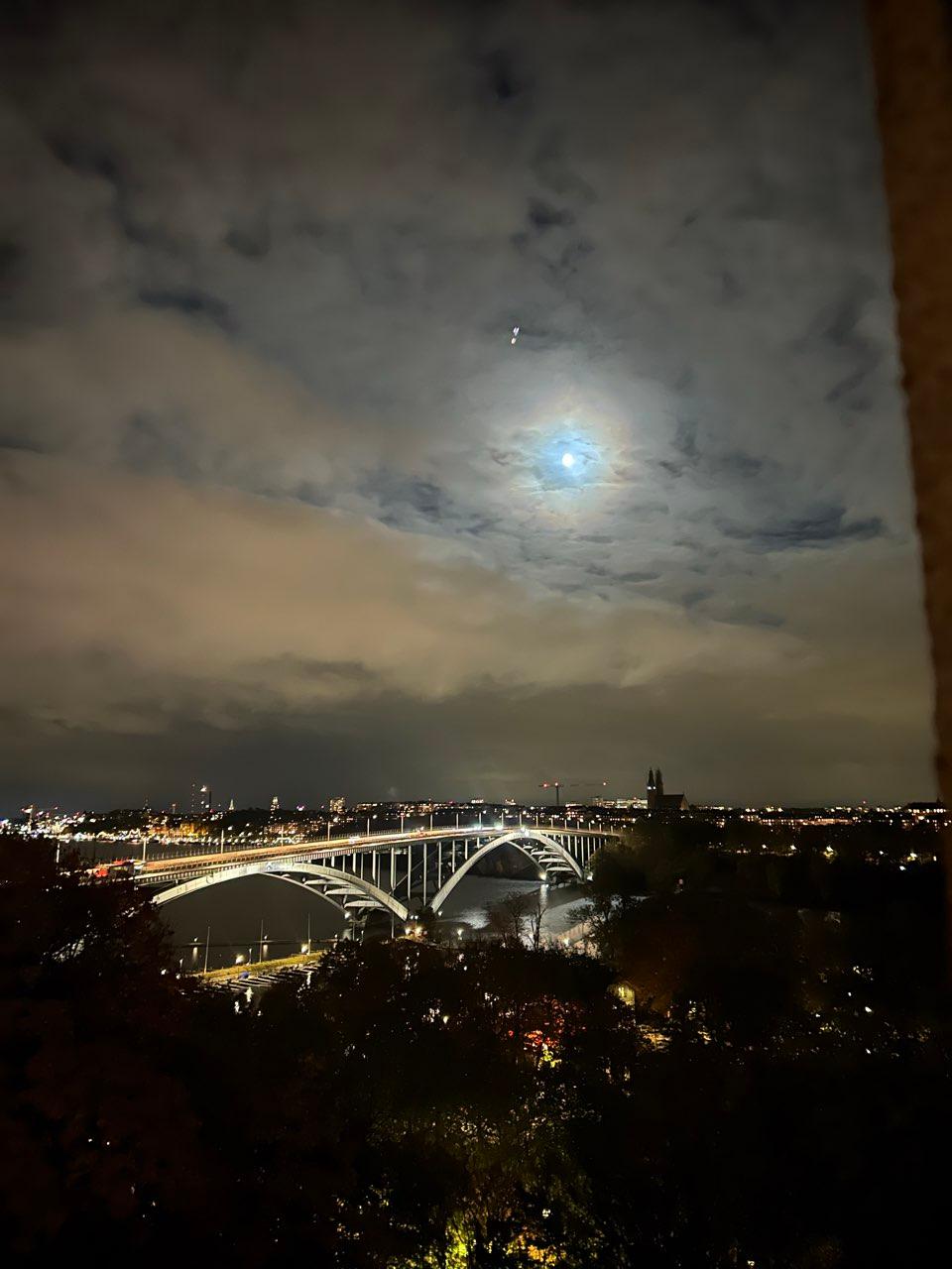 The Moon over Stockholm, Sverige — waxing gibbous, Lunar Day 13