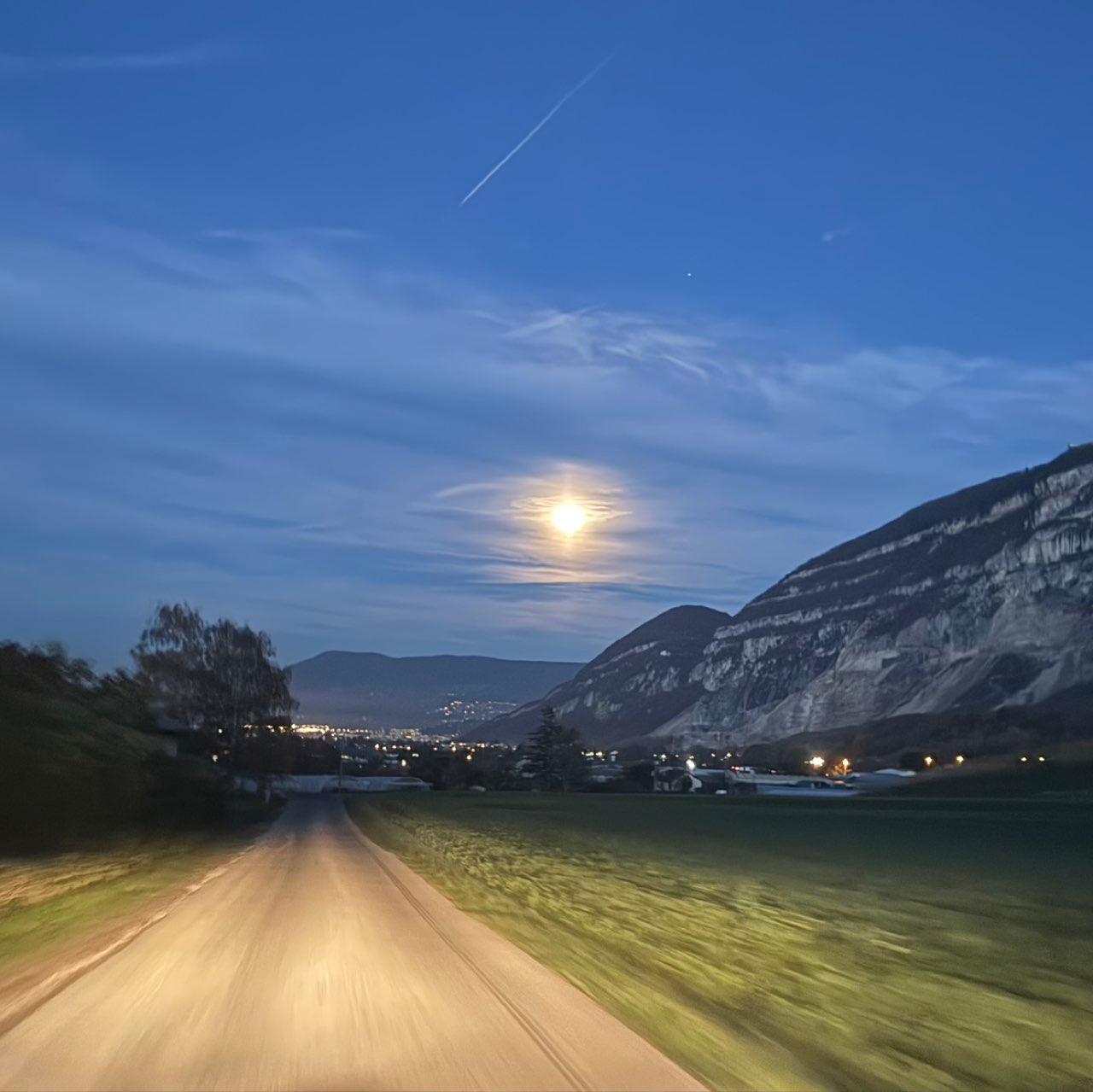 The Moon over Сен-Жюльєн-ан-Женевуа, Франція — full moon, Lunar Day 16