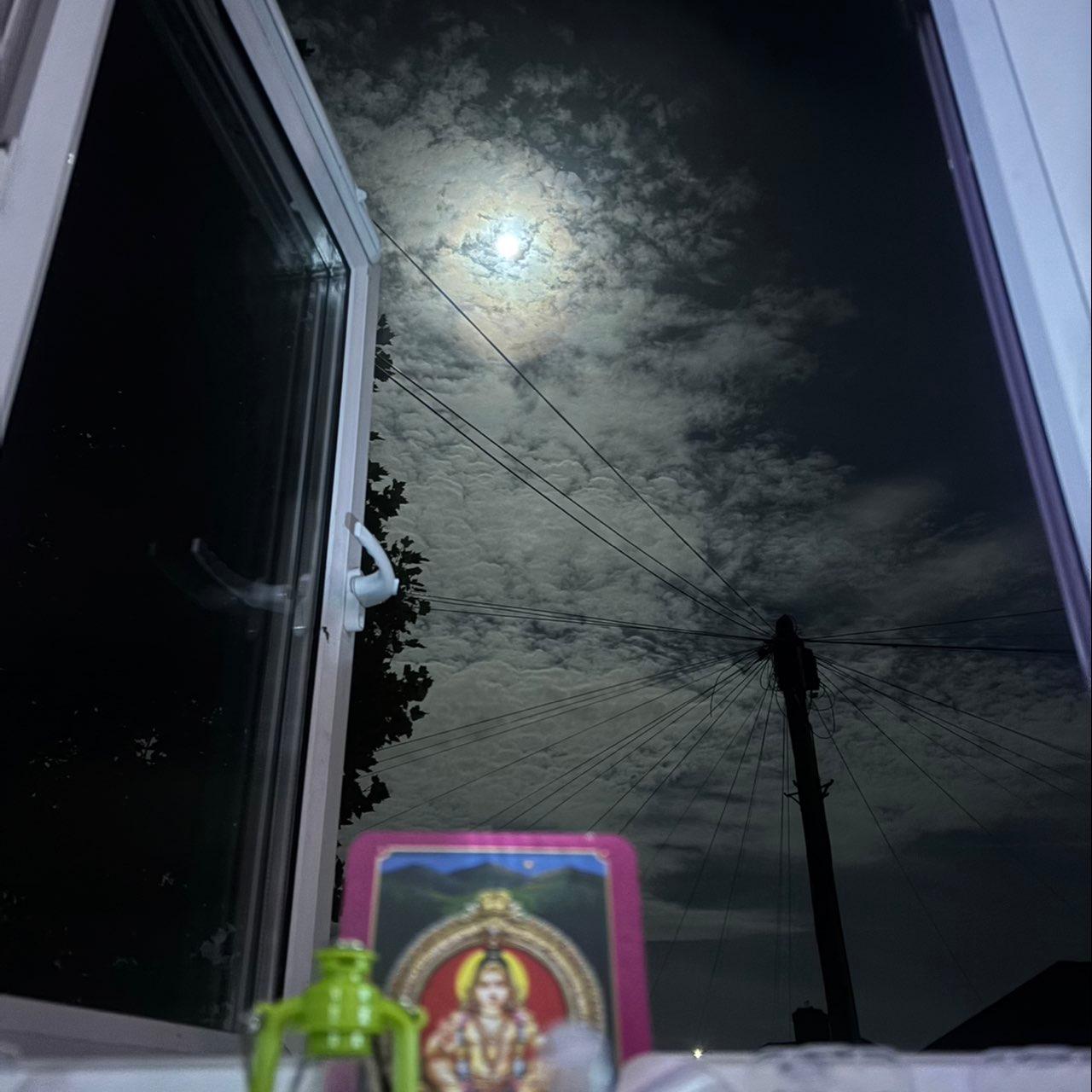 The Moon over London, United Kingdom — full moon, Lunar Day 17