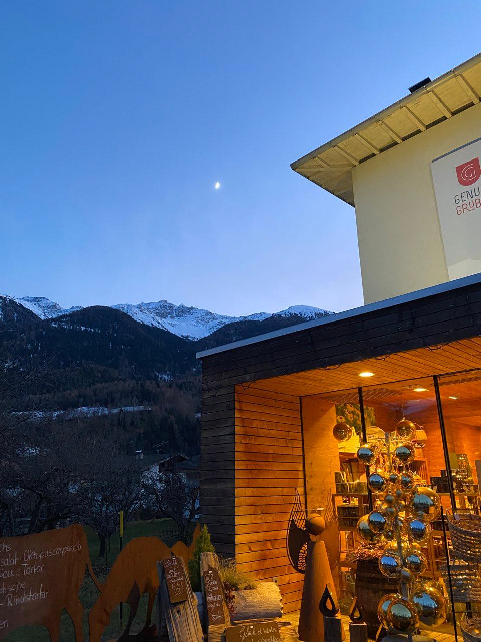 The Moon over Micheldorf in Oberösterreich, Österreich — first quarter, Lunar Day 6