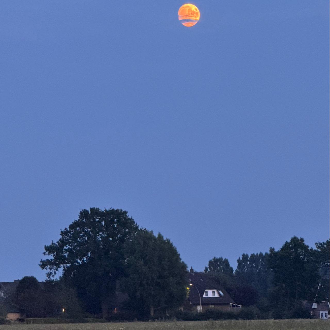 The Moon over Halstenbek, Deutschland — waxing gibbous, Lunar Day 13