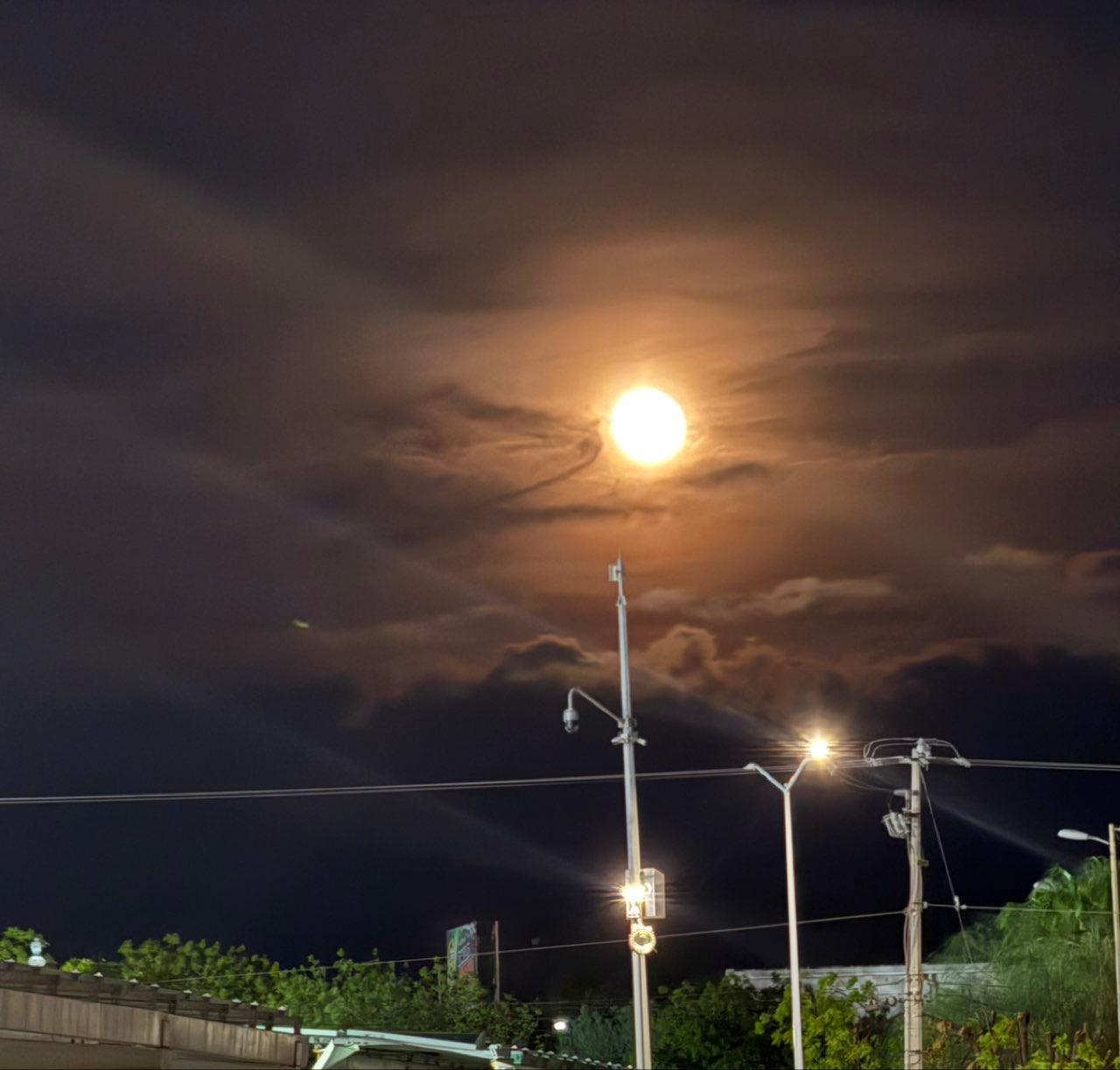 The Moon over La Paz, México — full moon, Lunar Day 17