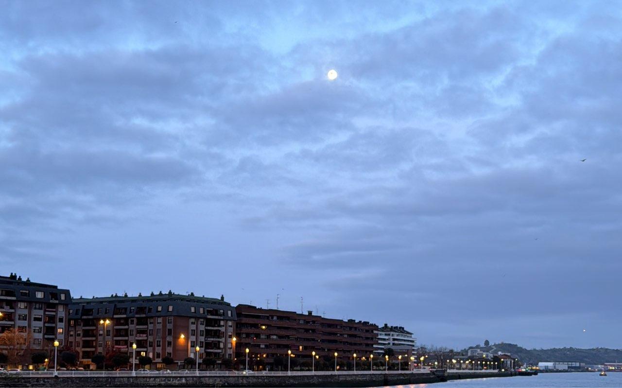 The Moon over Portugalete, España — full moon, Lunar Day 14