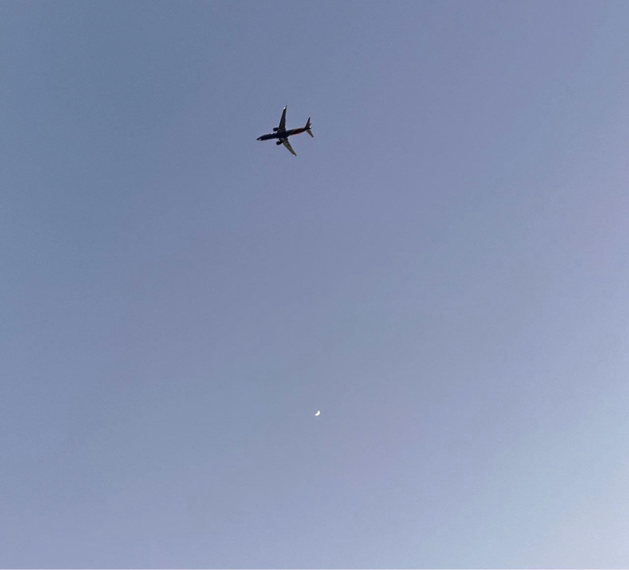 The Moon over Farmers Branch, Estados Unidos — waxing crescent, Lunar Day 6