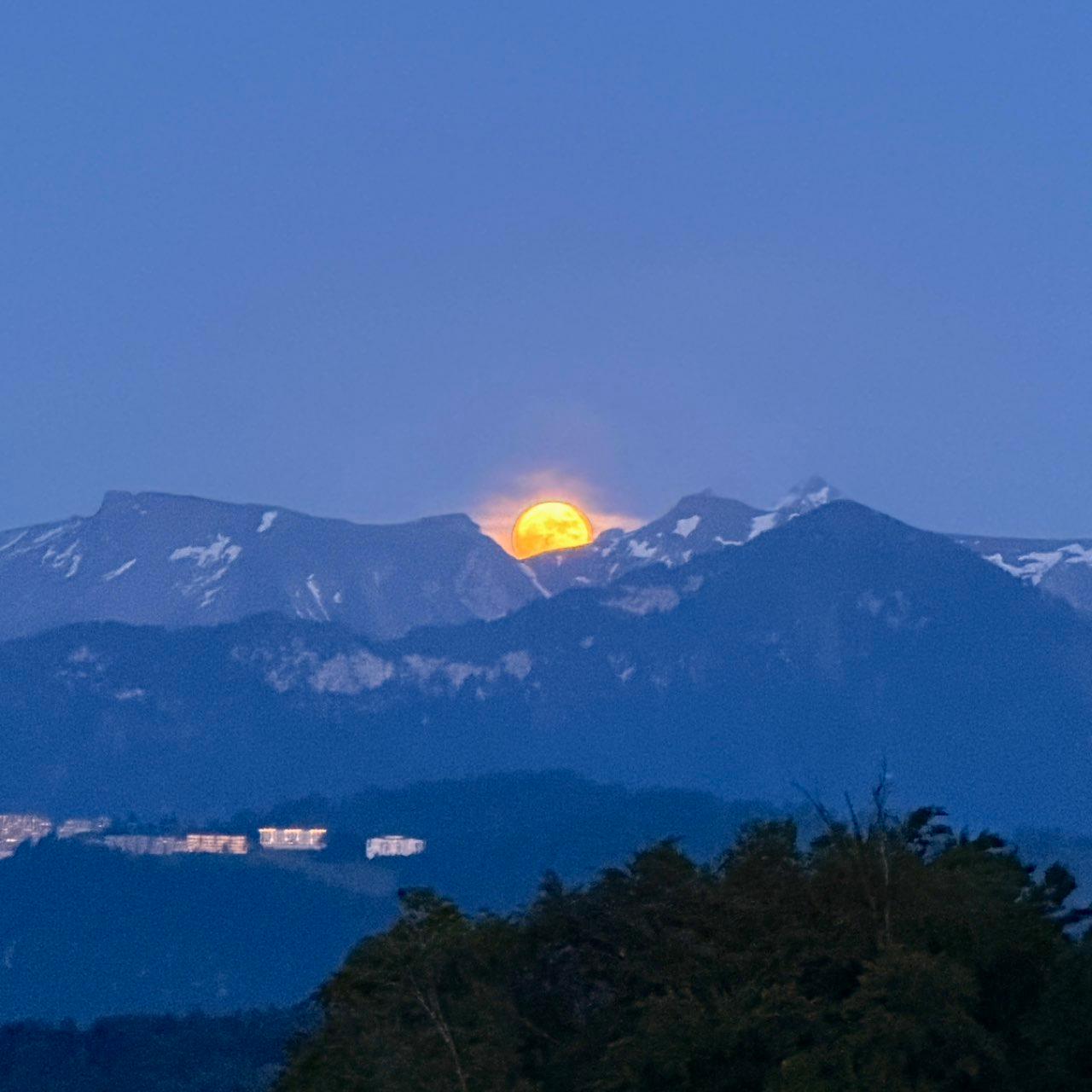 The Moon over Luzern, Schweiz — full moon, Lunar Day 16