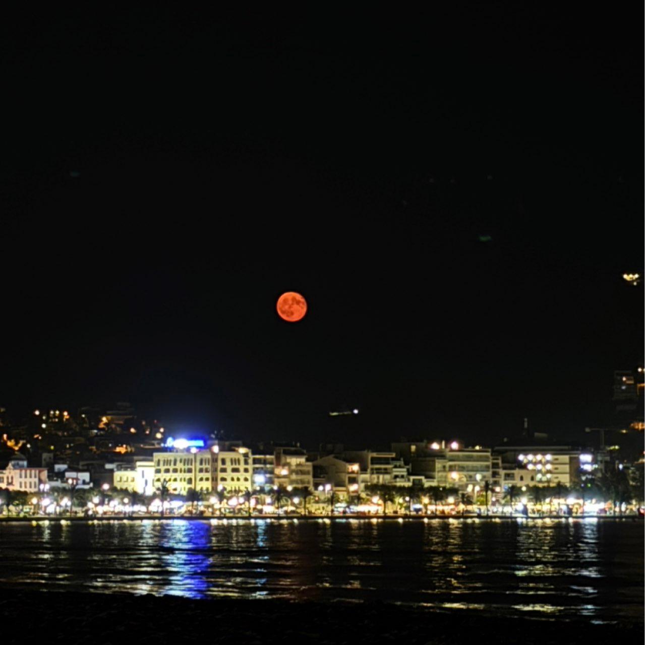 The Moon over Roses, España — full moon, Lunar Day 17