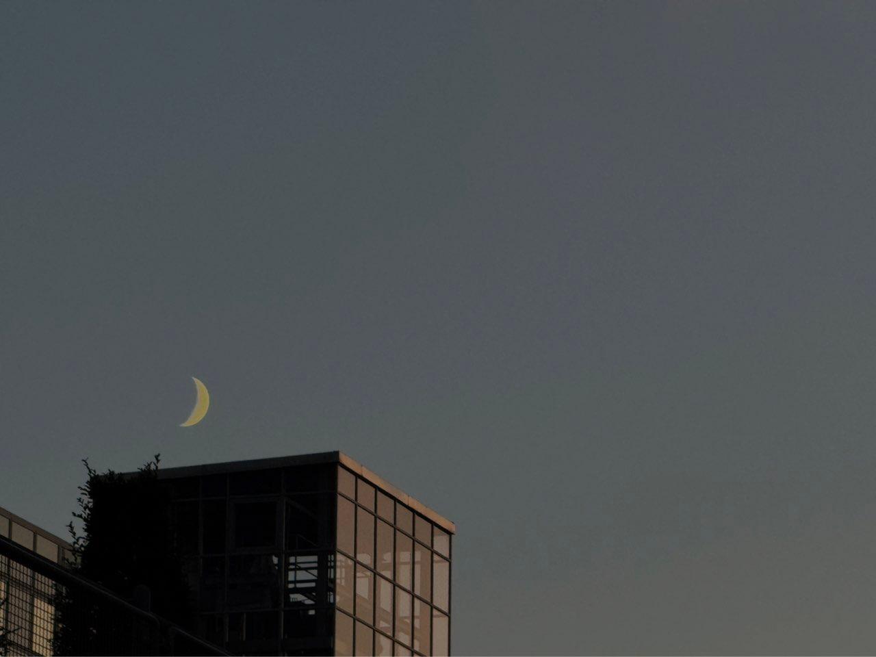 The Moon over München, Deutschland — waxing crescent, Lunar Day 6