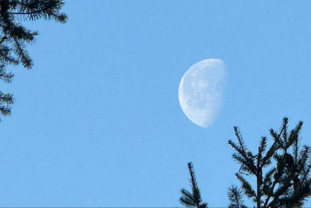 The Moon over Sunshine Coast, Canada — waning gibbous, Lunar Day 20
