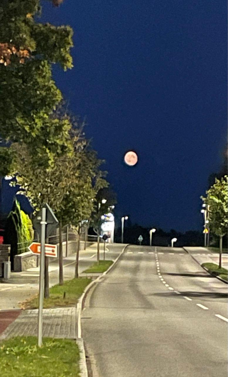 The Moon over Spånga, Sverige — waning gibbous, Lunar Day 18