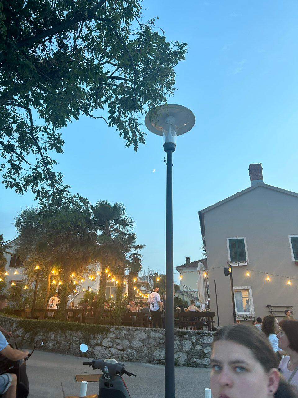 The Moon over Njivice, Kroatien — first quarter, Lunar Day 8