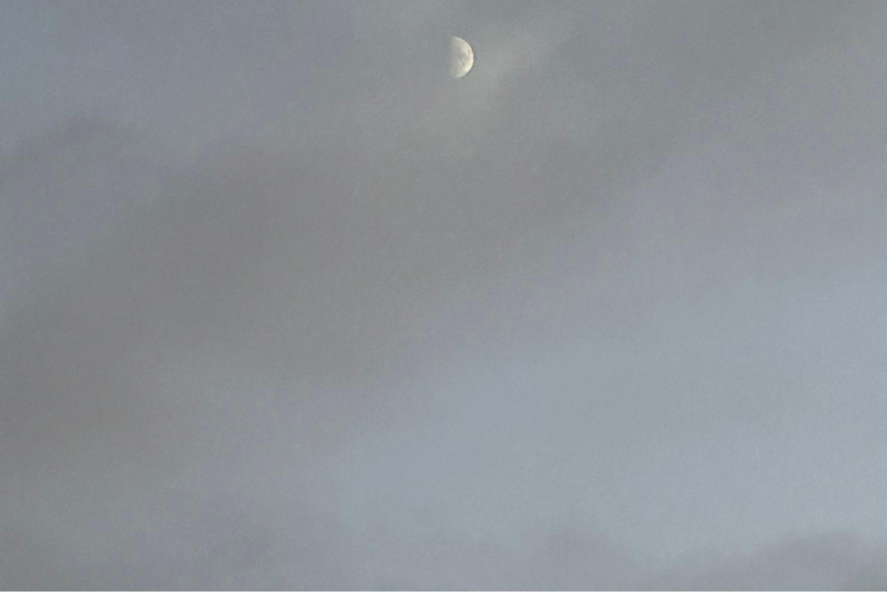 The Moon over Örebro, Sverige — first quarter, Lunar Day 9