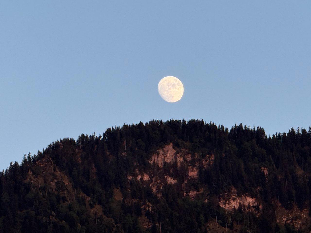 The Moon over Ennetbürgen, Schweiz — waxing gibbous, Lunar Day 13