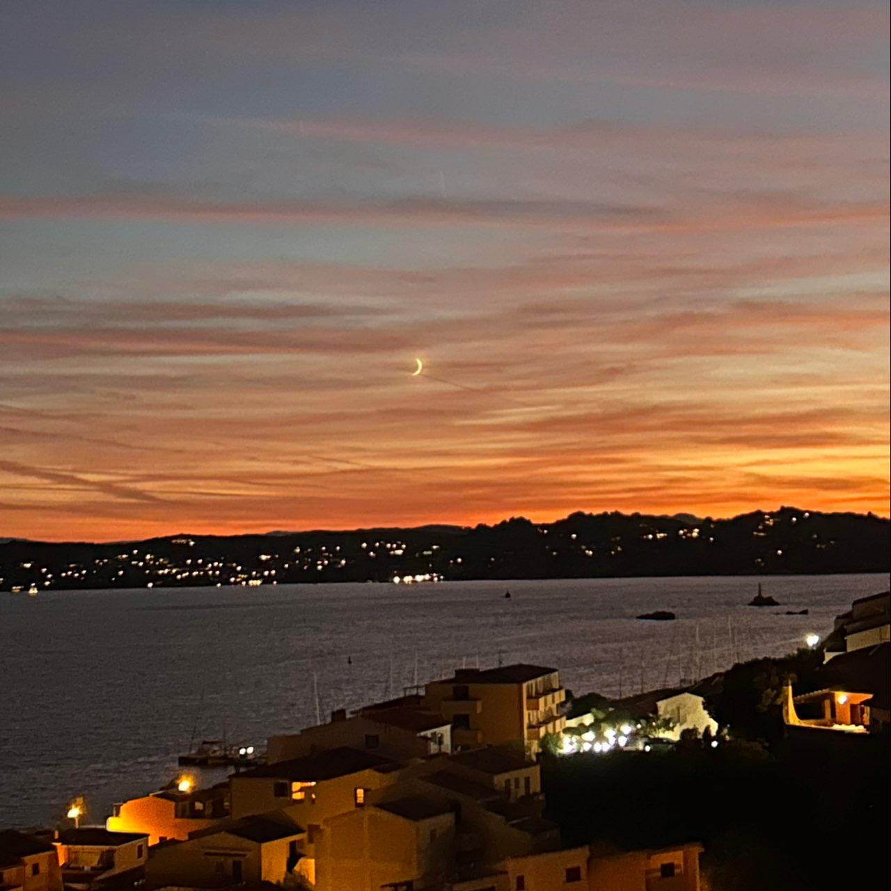 The Moon over La Maddalena, Italie — waxing crescent, Lunar Day 5