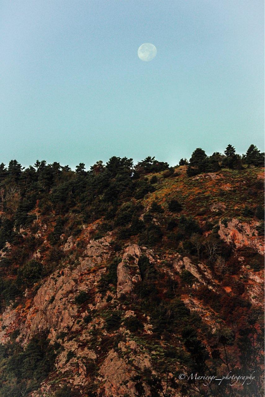 The Moon over Saint-Étienne, France — waning gibbous, Lunar Day 17