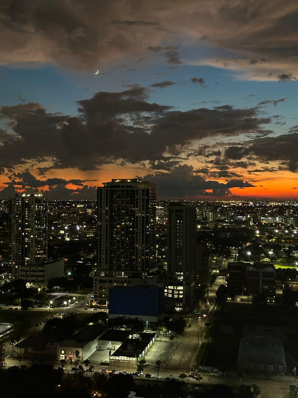 The Moon over Miami, Estados Unidos — waxing crescent, Lunar Day 4