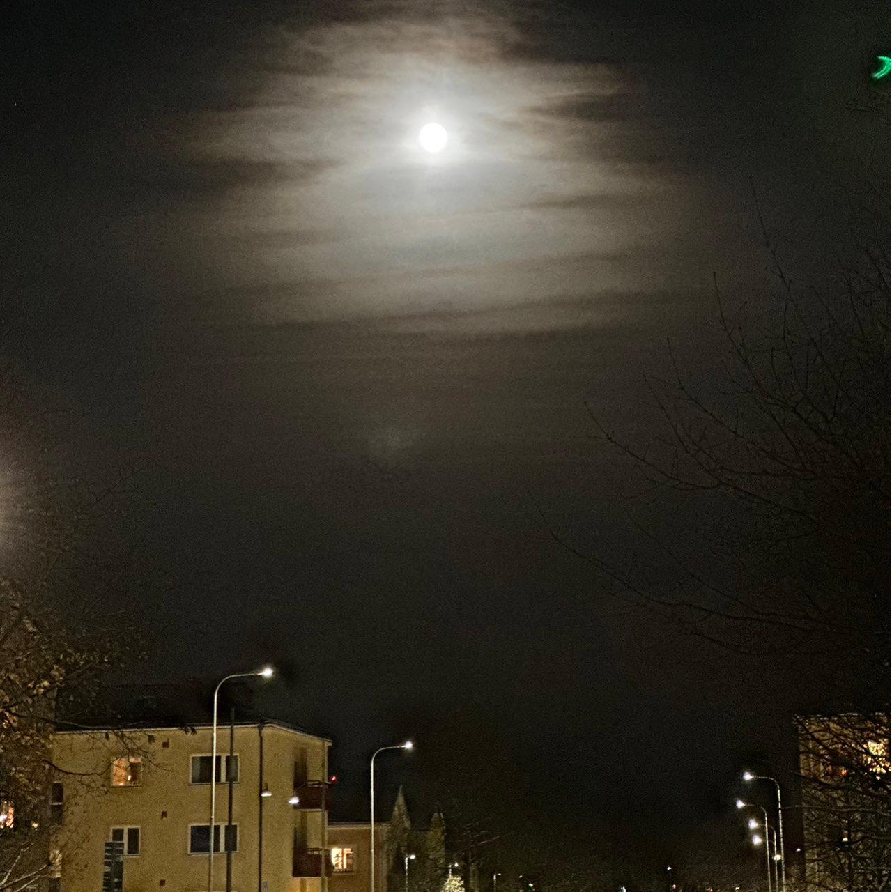 The Moon over Örebro, Sverige — full moon, Lunar Day 16