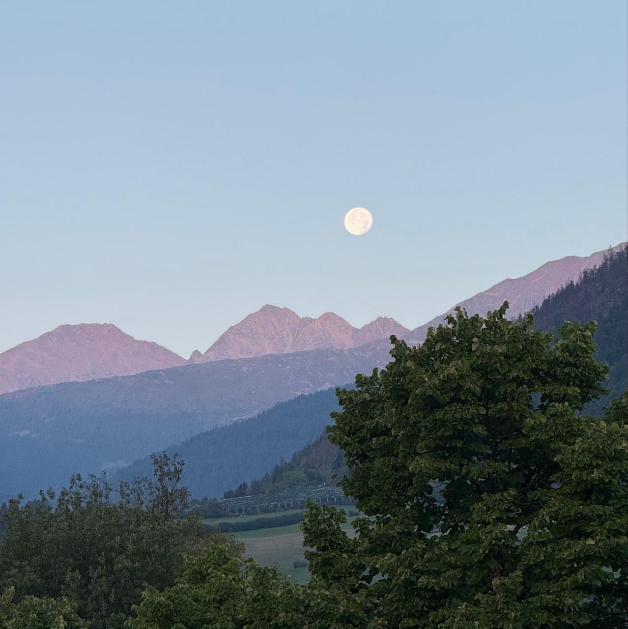 The Moon over Prad am Stilfserjoch, Italië — full moon, Lunar Day 17