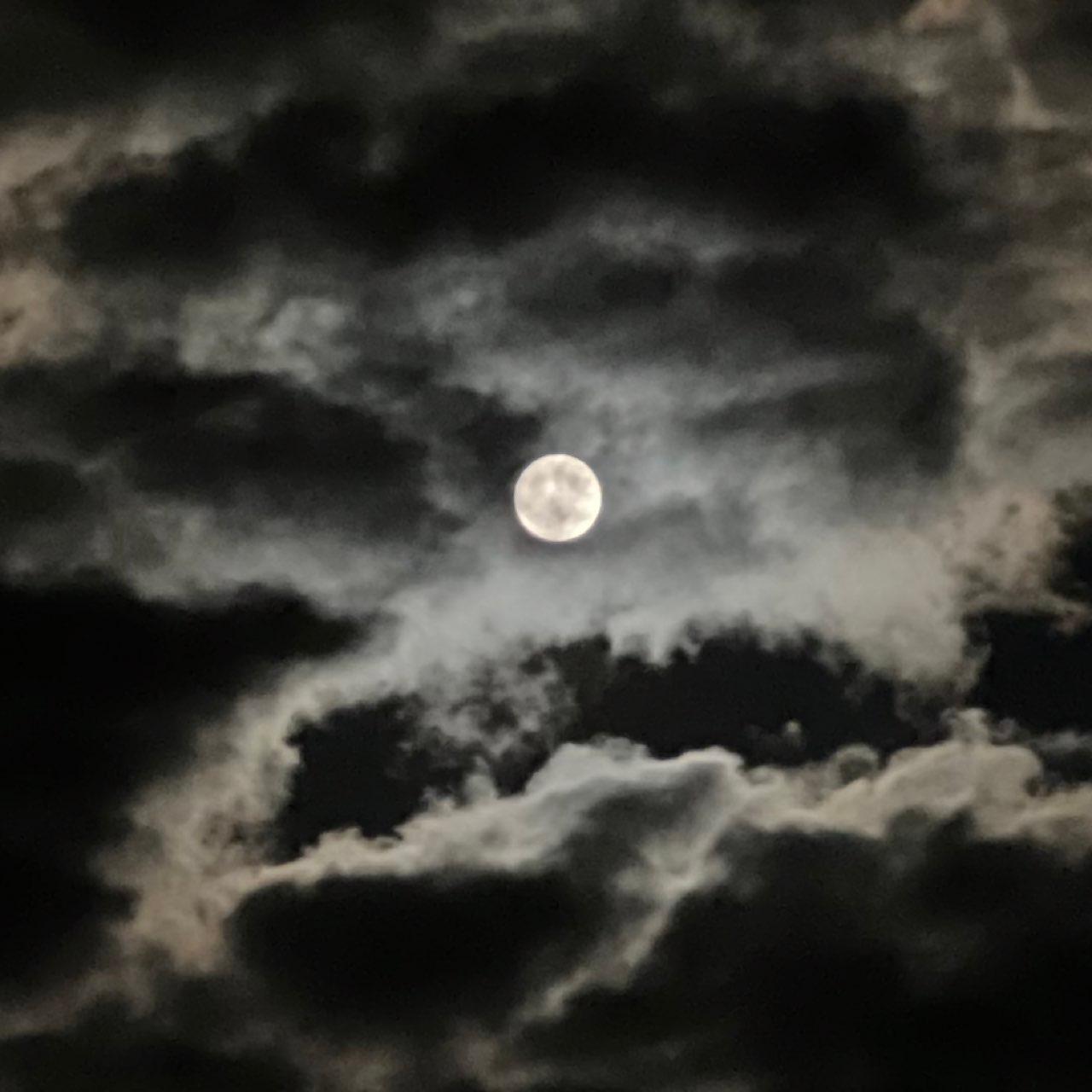 The Moon over Mühlhausen/Thüringen, Deutschland — full moon, Lunar Day 16