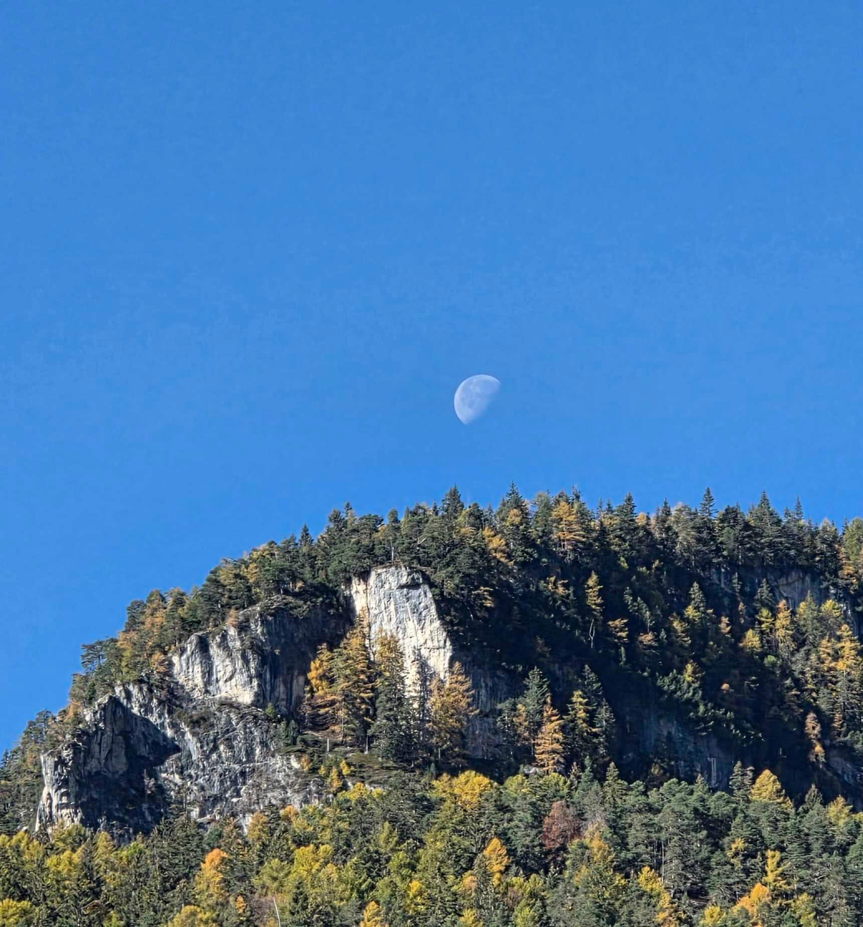 The Moon over Cortina d'Ampezzo, Italia — last quarter, Lunar Day 21