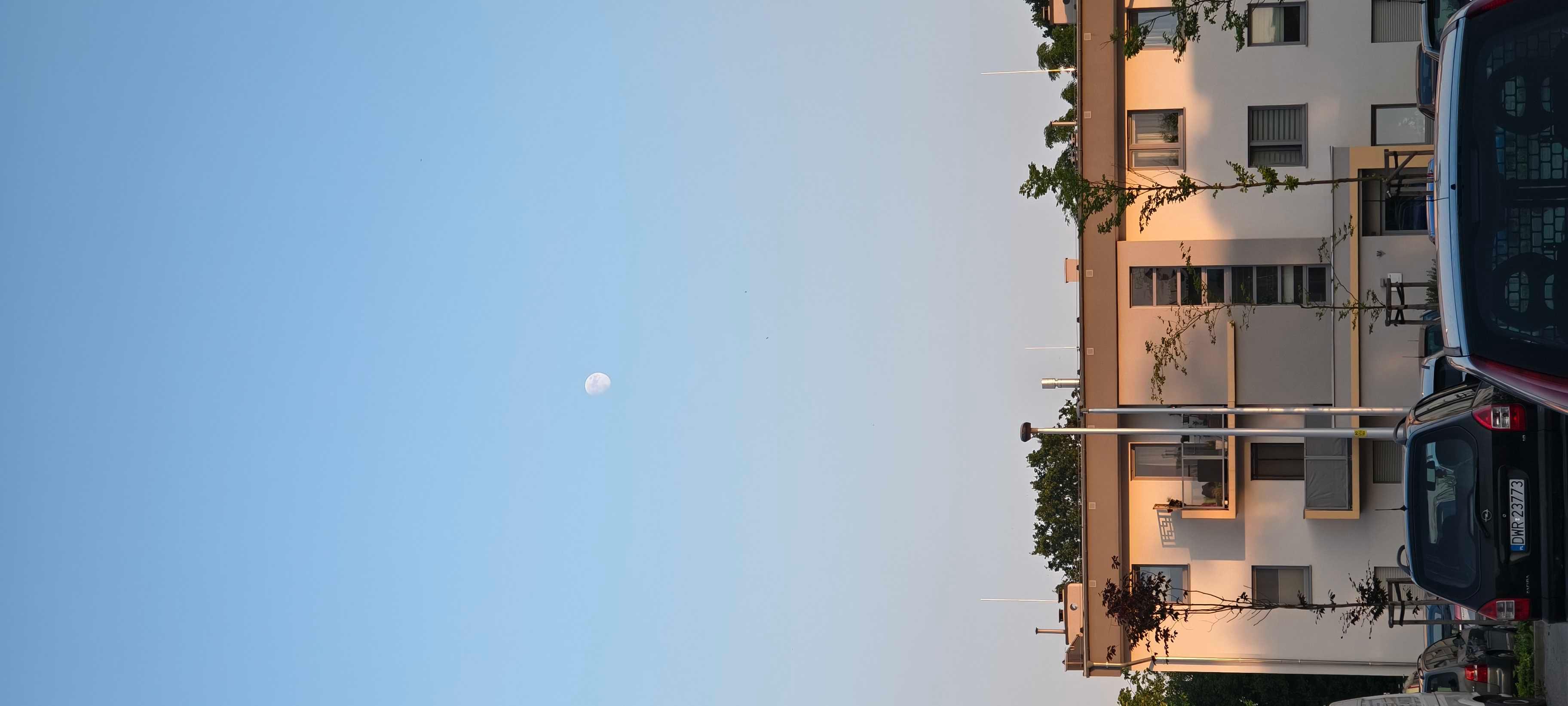 The Moon over Wrocław, Polska — waxing gibbous, Lunar Day 11