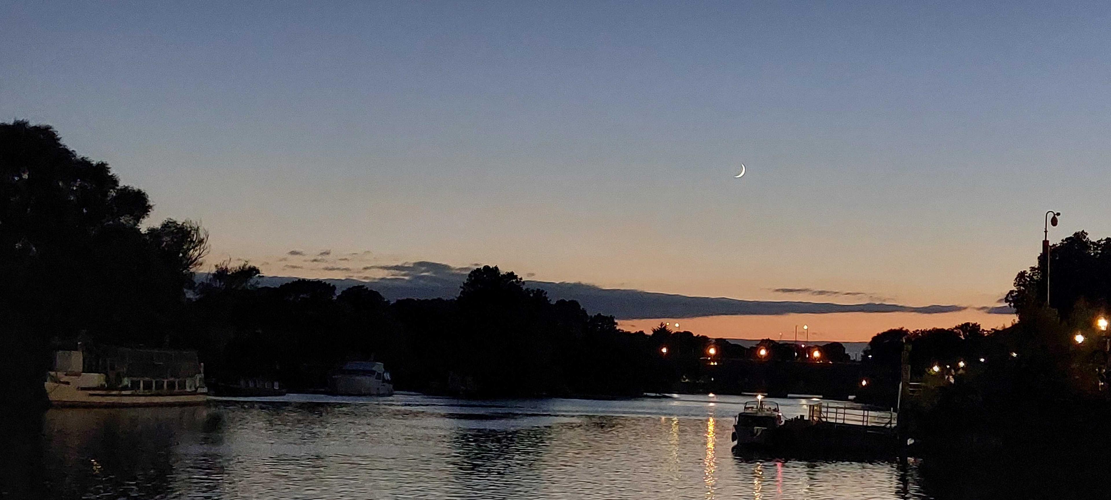 The Moon over Reino Unido — waxing crescent, Lunar Day 3