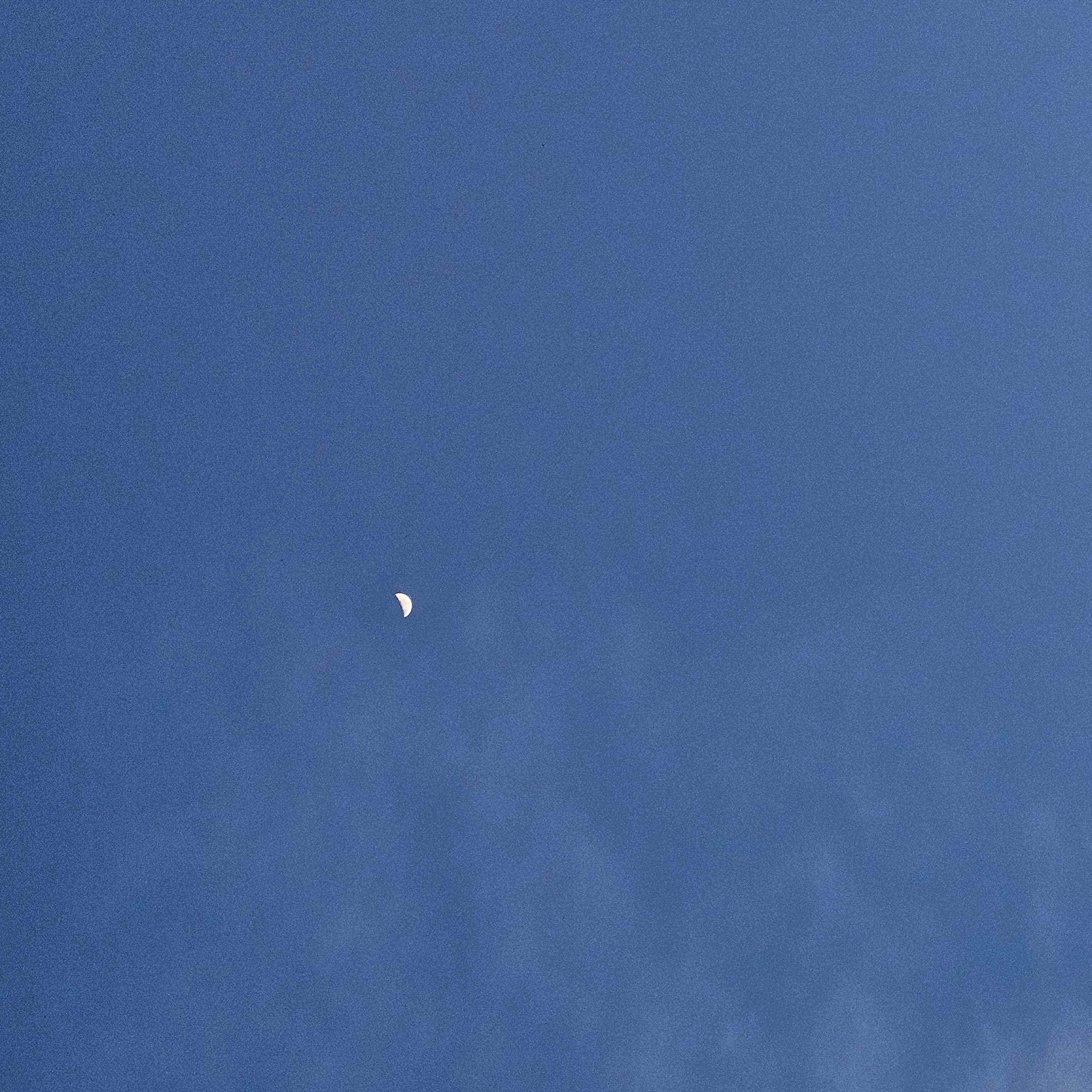 The Moon over Вьетнам — last quarter, Lunar Day 24