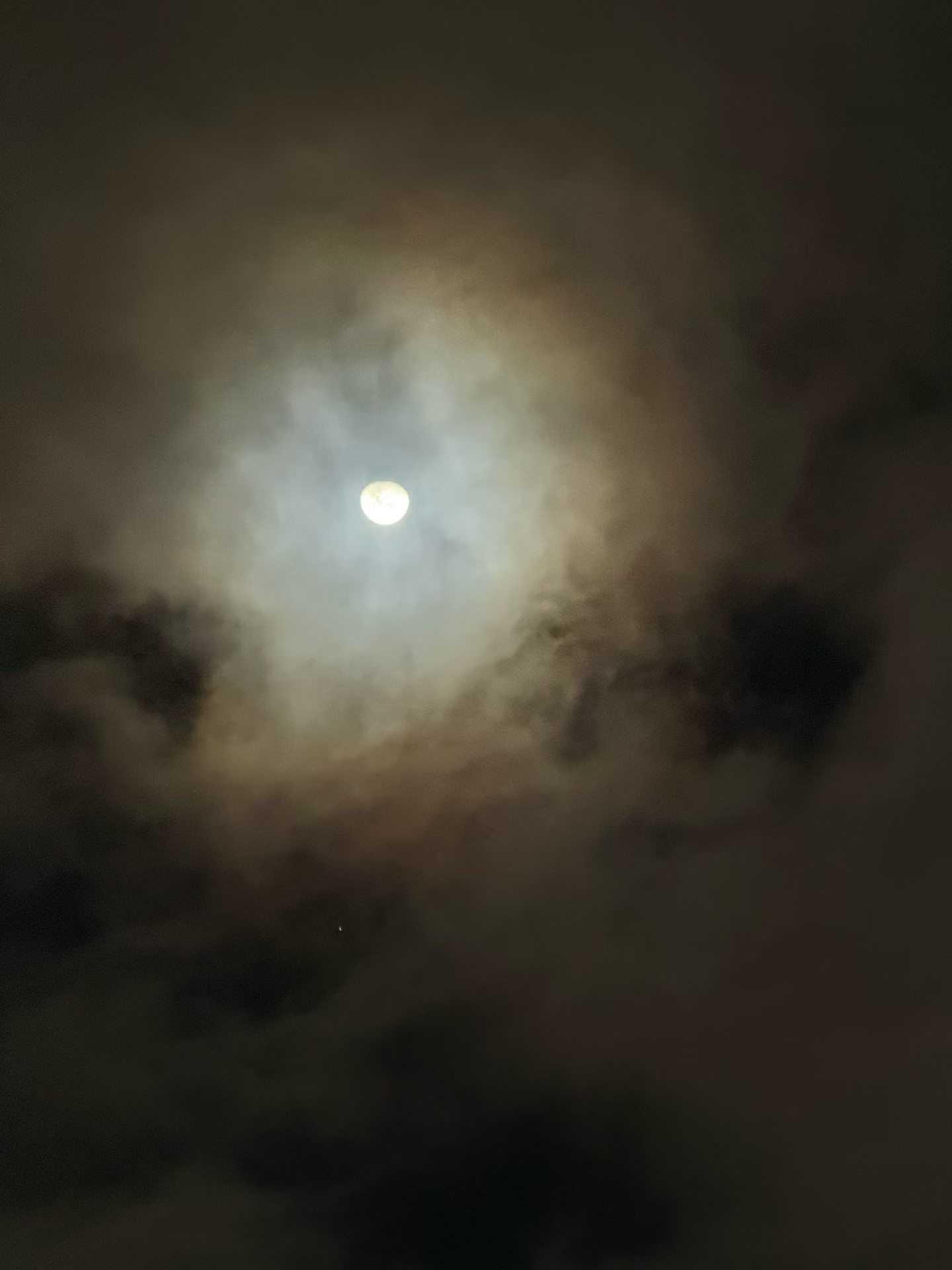 The Moon over San José, 哥斯达黎加 — waning gibbous, Lunar Day 18