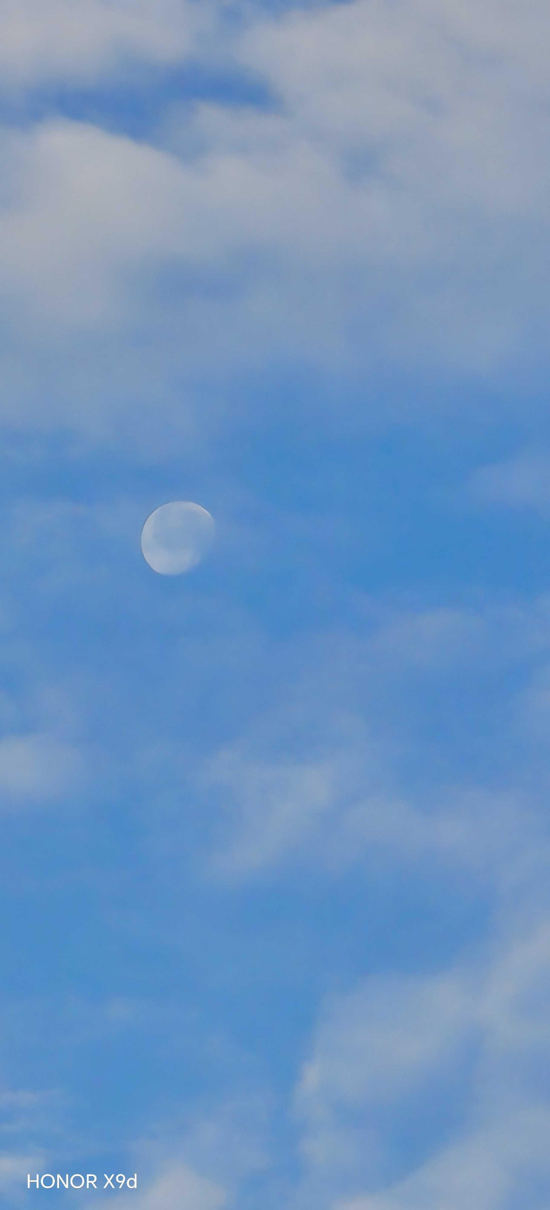 The Moon over Минск, Беларусь — waning gibbous, Lunar Day 19