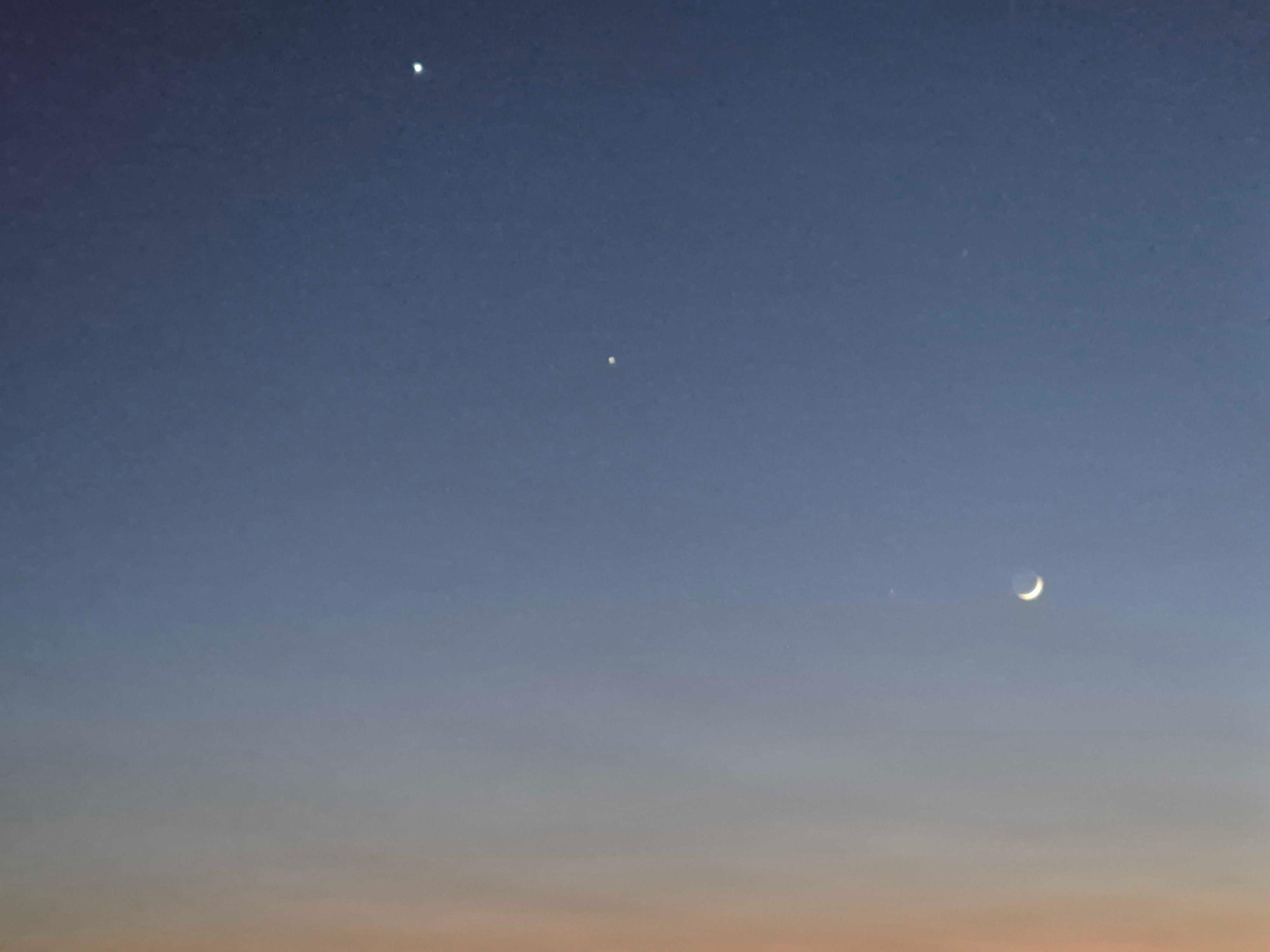 The Moon over Türkei — waxing crescent, Lunar Day 2
