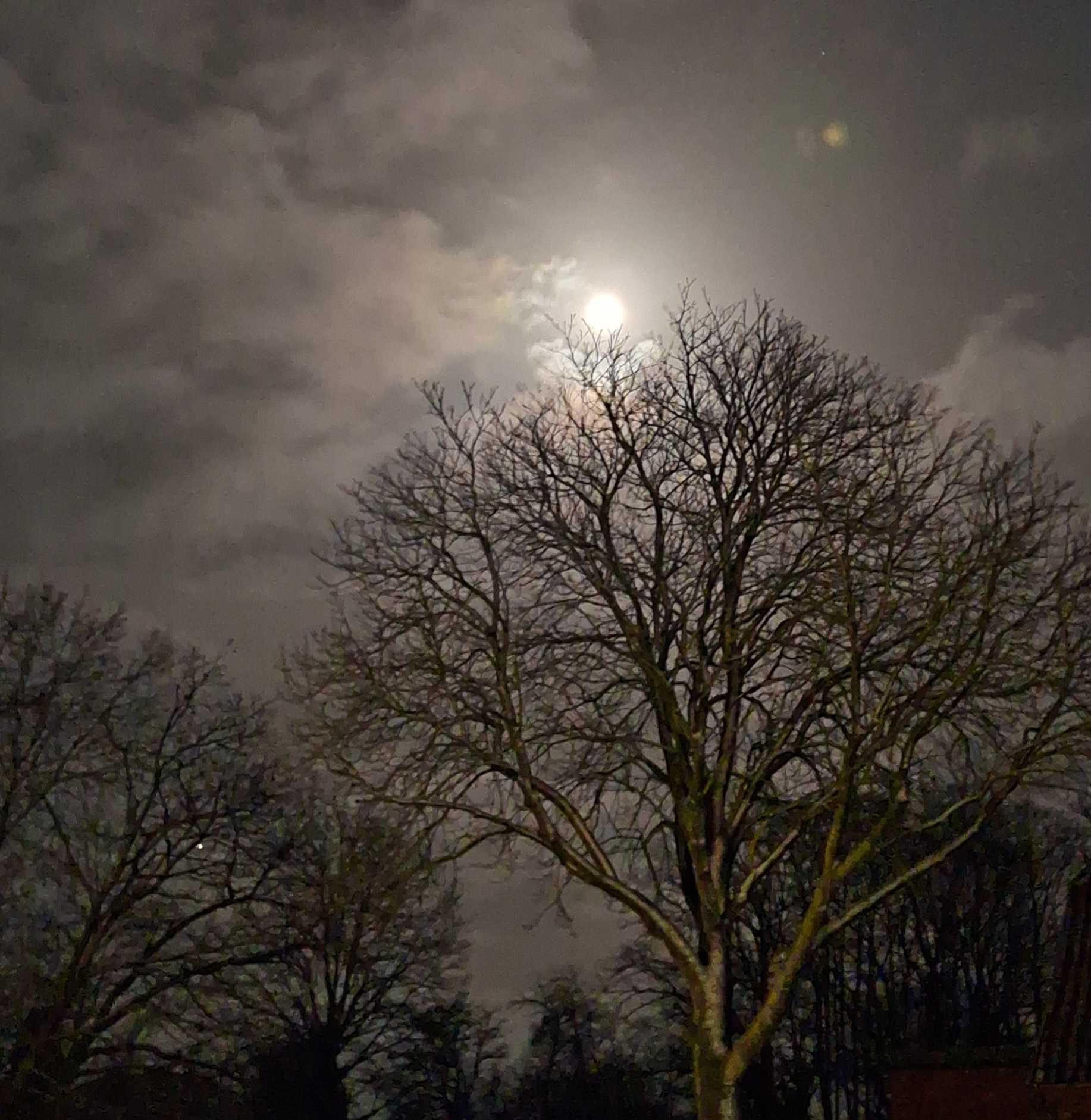 The Moon over Neustadt am Rübenberge, Deutschland — full moon, Lunar Day 16
