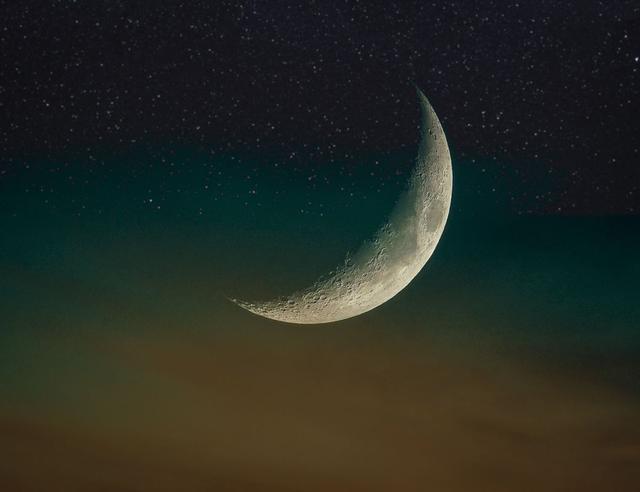 The Tilt of the Moon’s Crescent