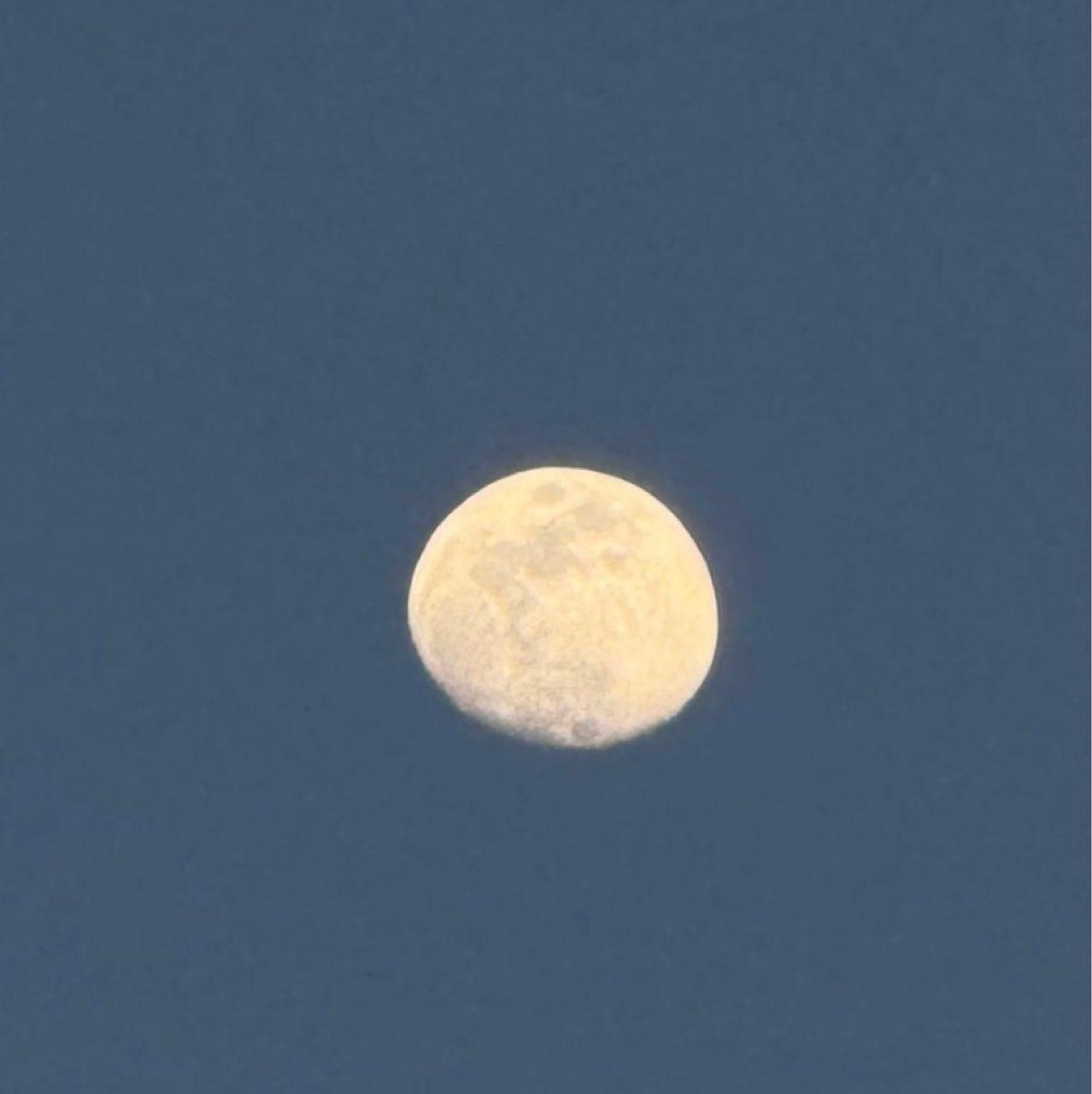 The Moon over Toulouse, Francia — waxing gibbous, Lunar Day 12