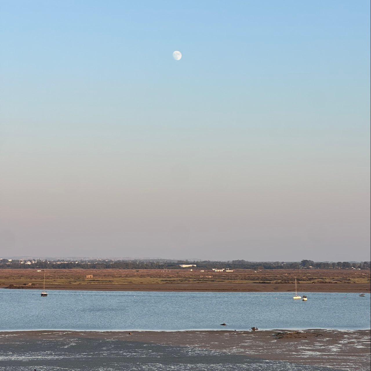 The Moon over San Fernando, España — waxing gibbous, Lunar Day 13