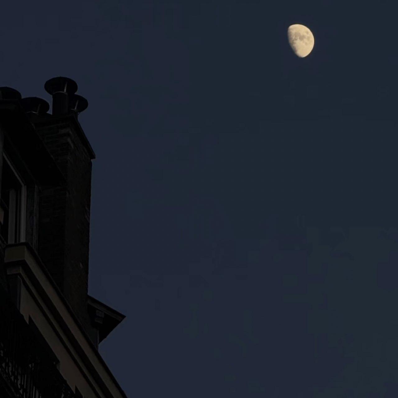 The Moon over París, Francia — waxing gibbous, Lunar Day 10