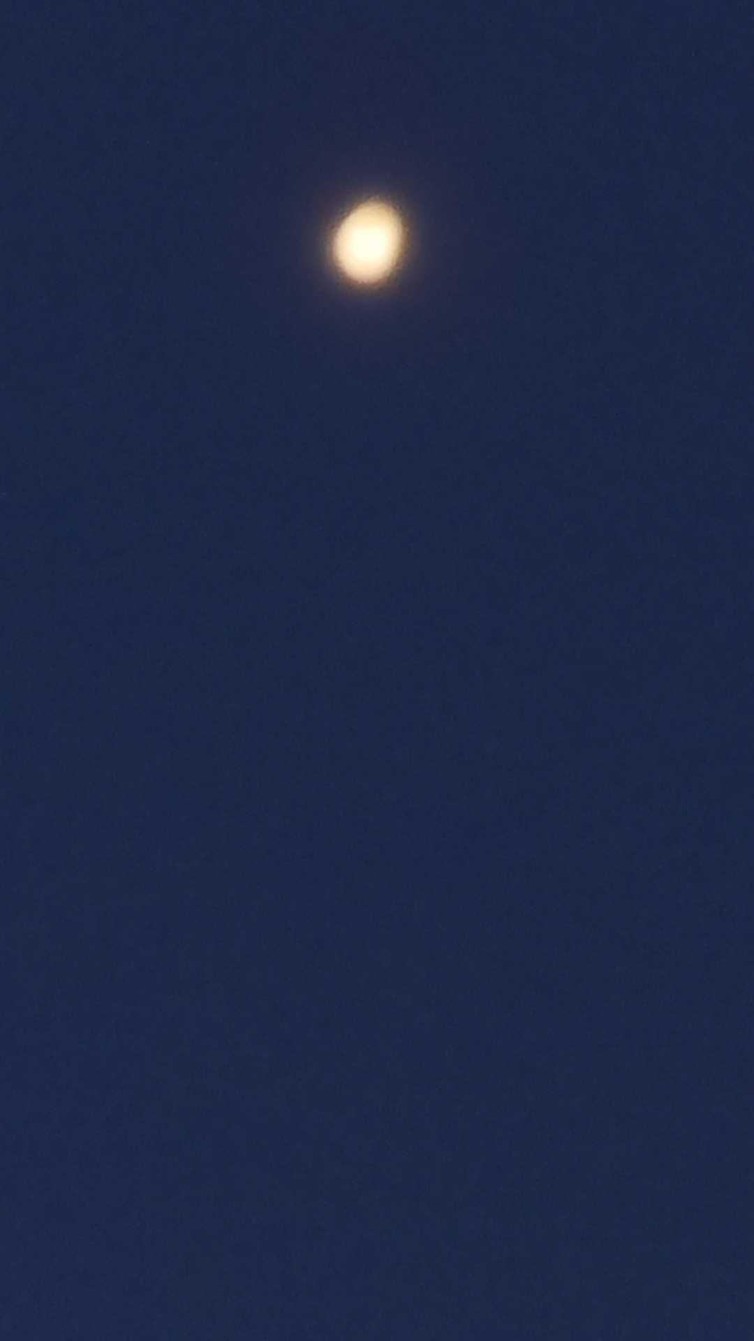 The Moon over Comodoro Rivadavia, Argentina — waxing gibbous, Lunar Day 10