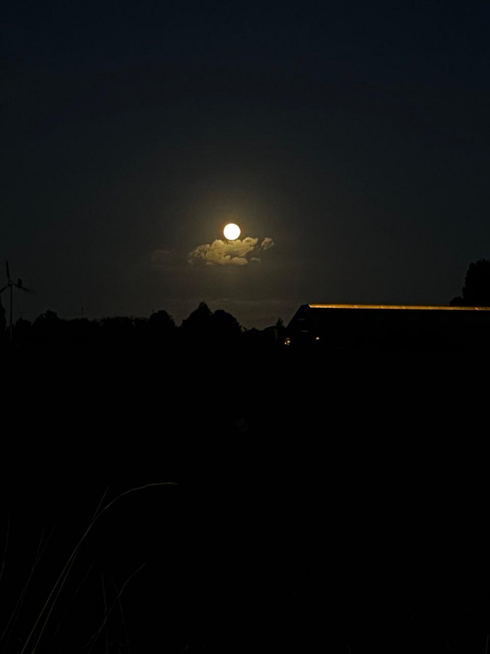 The Moon over Montfoort, Nederland — full moon, Lunar Day 16