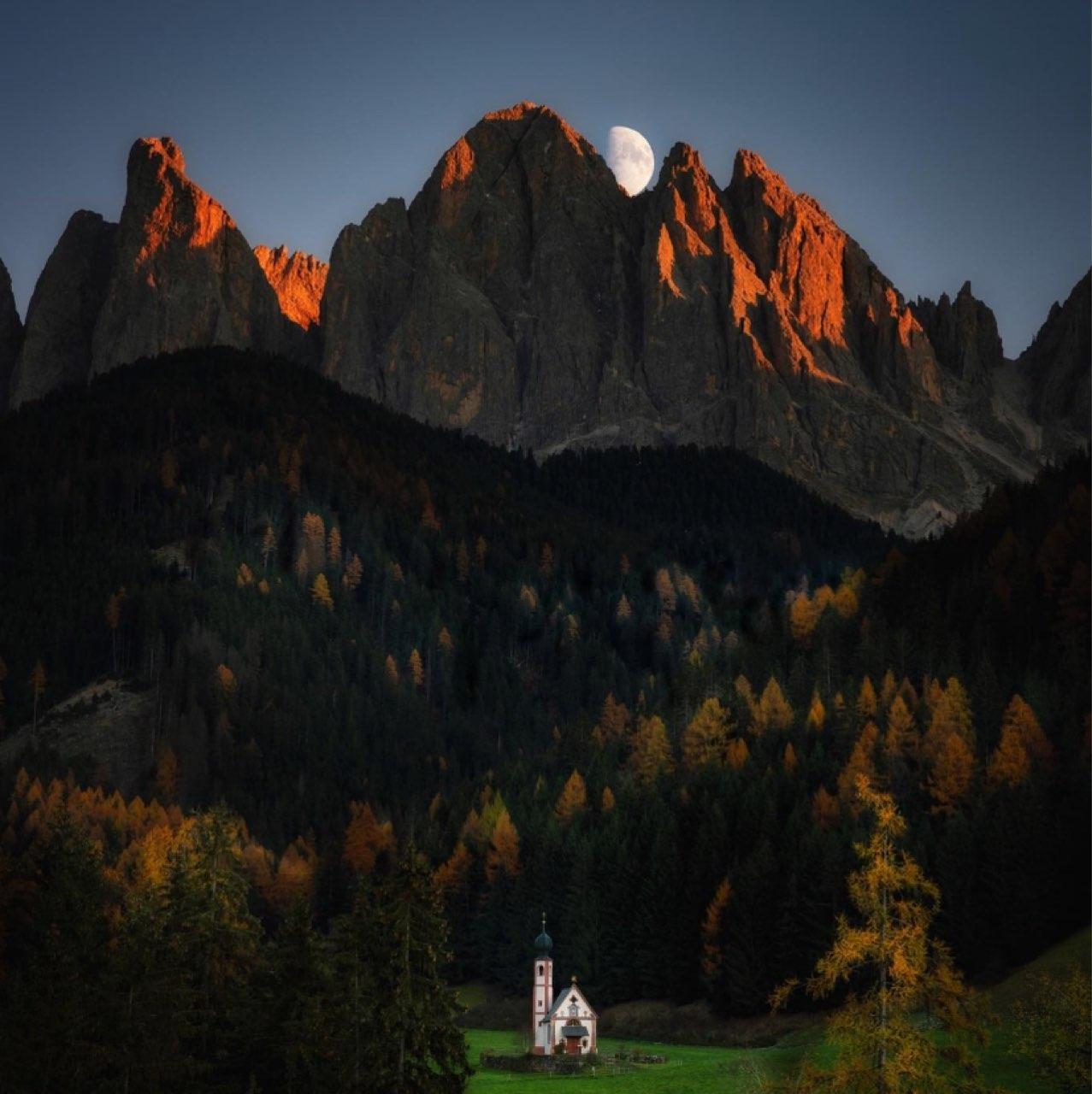 The Moon over Funes, Italia — waxing gibbous, Lunar Day 12