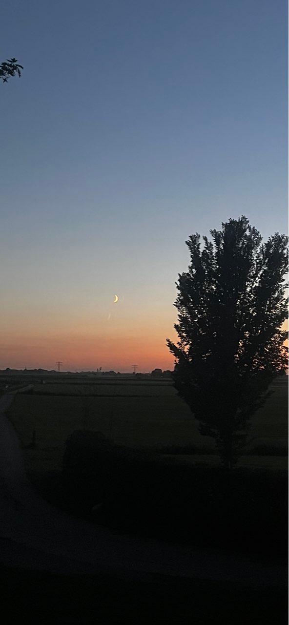 The Moon over Reahûs, Nederland — waxing crescent, Lunar Day 5