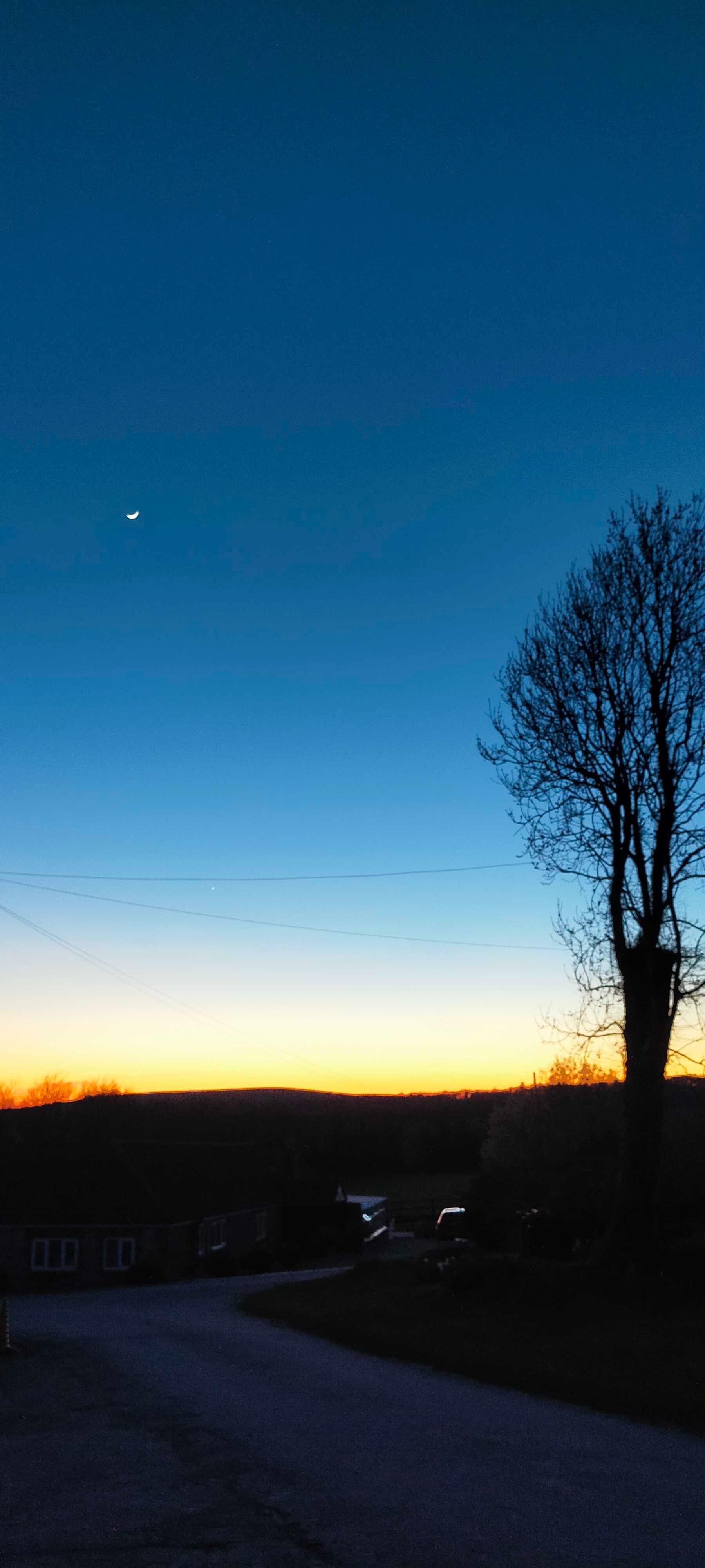 The Moon over United Kingdom — waxing crescent, Lunar Day 4