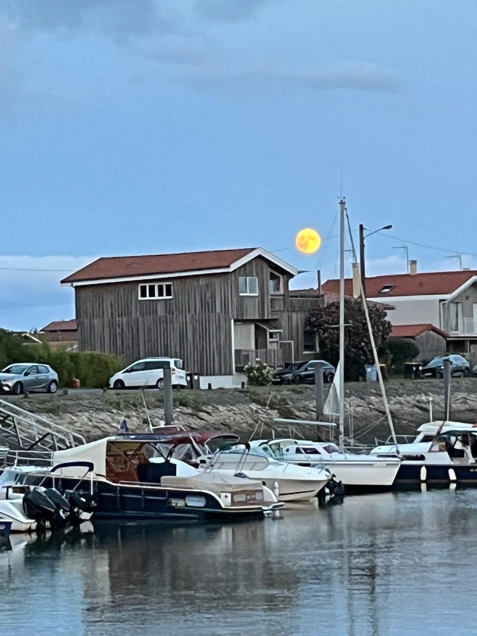 The Moon over La Teste-de-Buch, France — full moon, Lunar Day 15