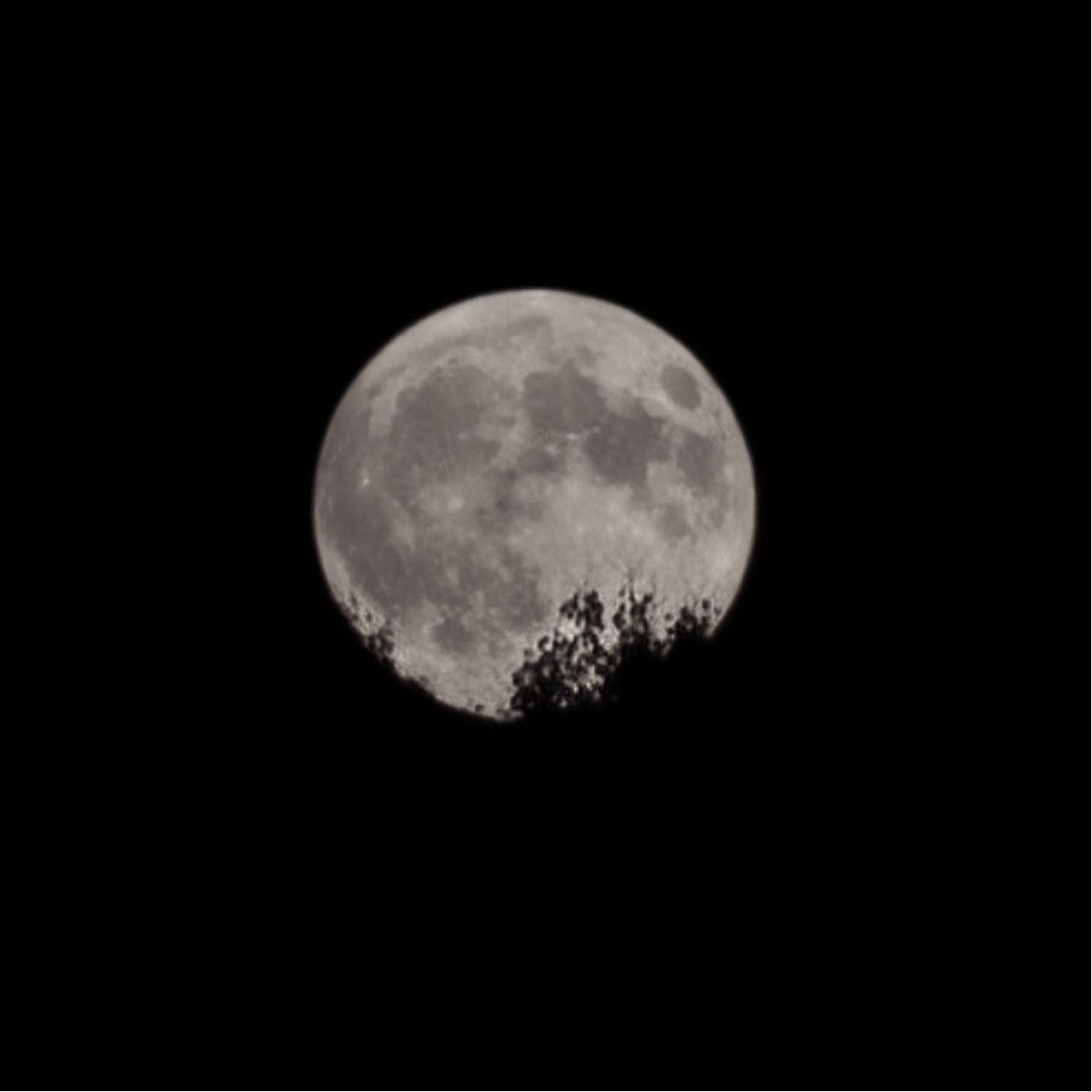 The Moon over Laurentian Hills, Canada — full moon, Lunar Day 16