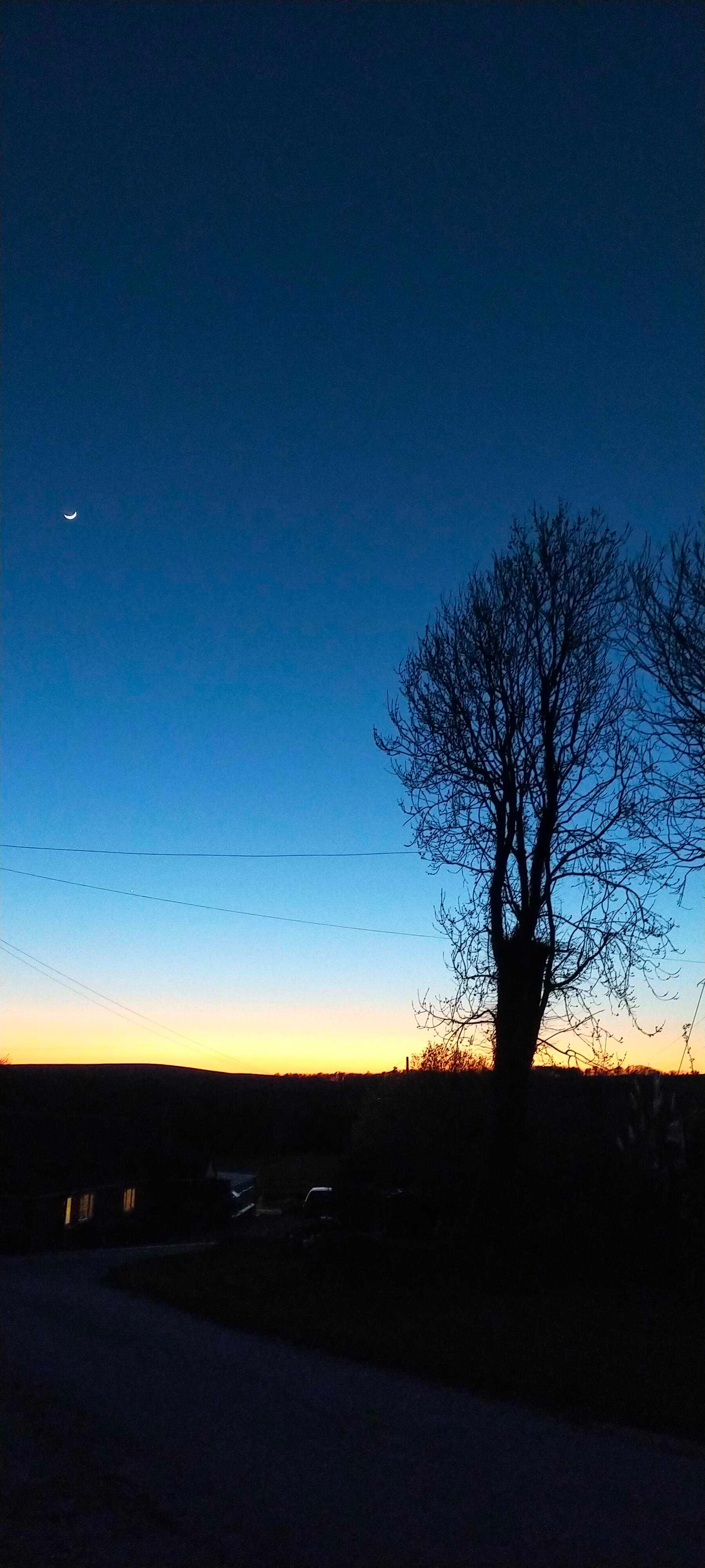 The Moon over United Kingdom — waxing crescent, Lunar Day 4
