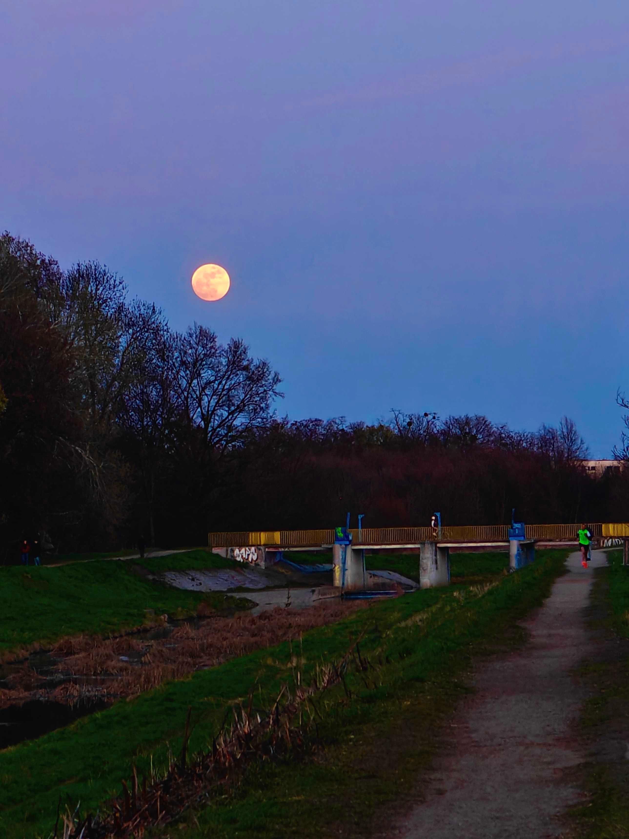 The Moon over Wrocław, Polska — full moon, Lunar Day 15