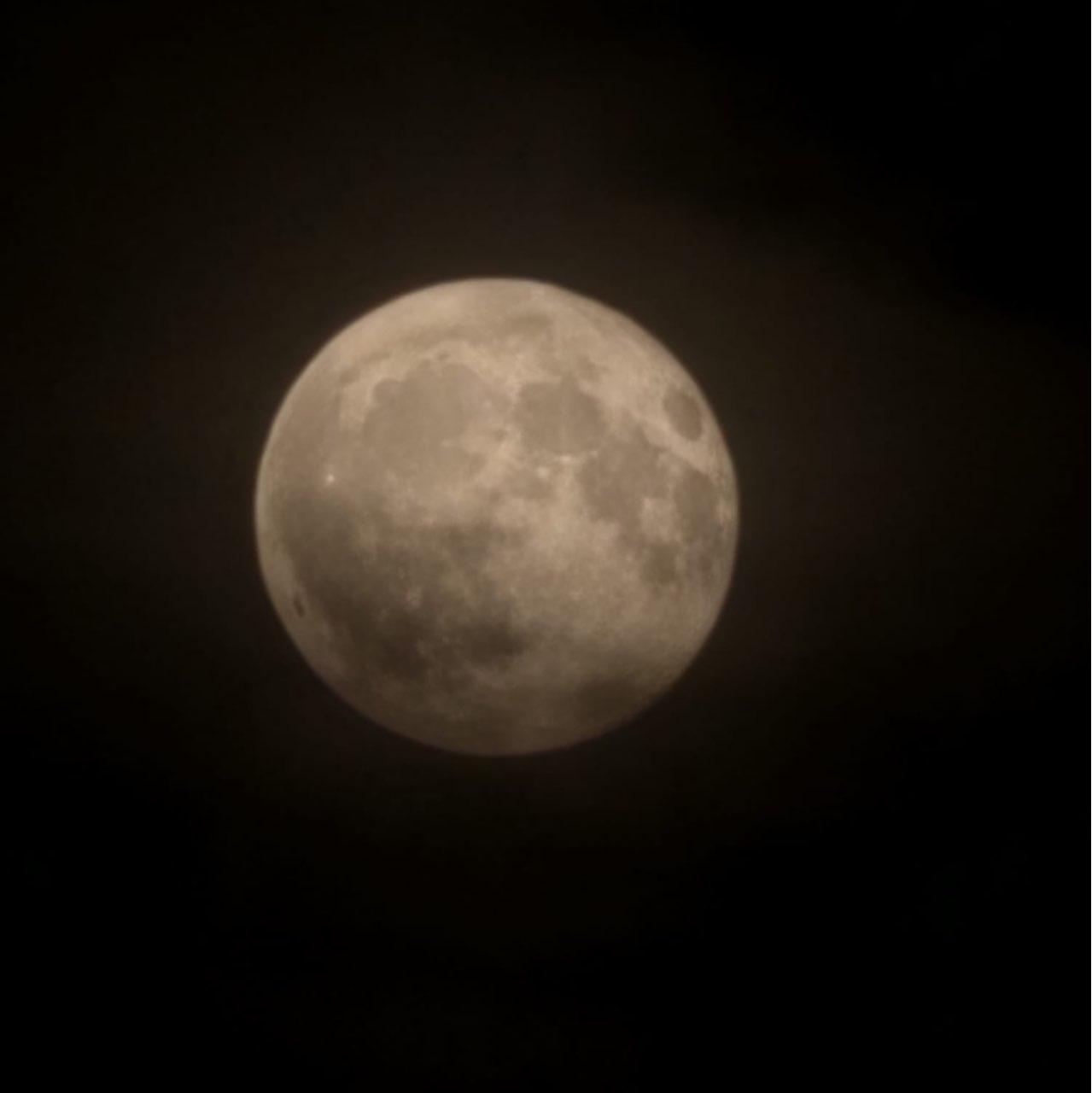 The Moon over London, United Kingdom — full moon, Lunar Day 17