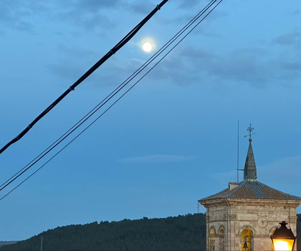 The Moon over Chinchilla de Monte-Aragón, España — full moon, Lunar Day 15