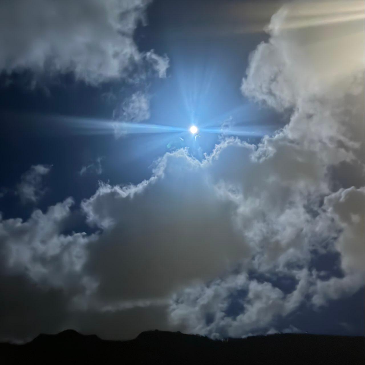 The Moon over Honolulu, United States โ full moon, Lunar Day 15