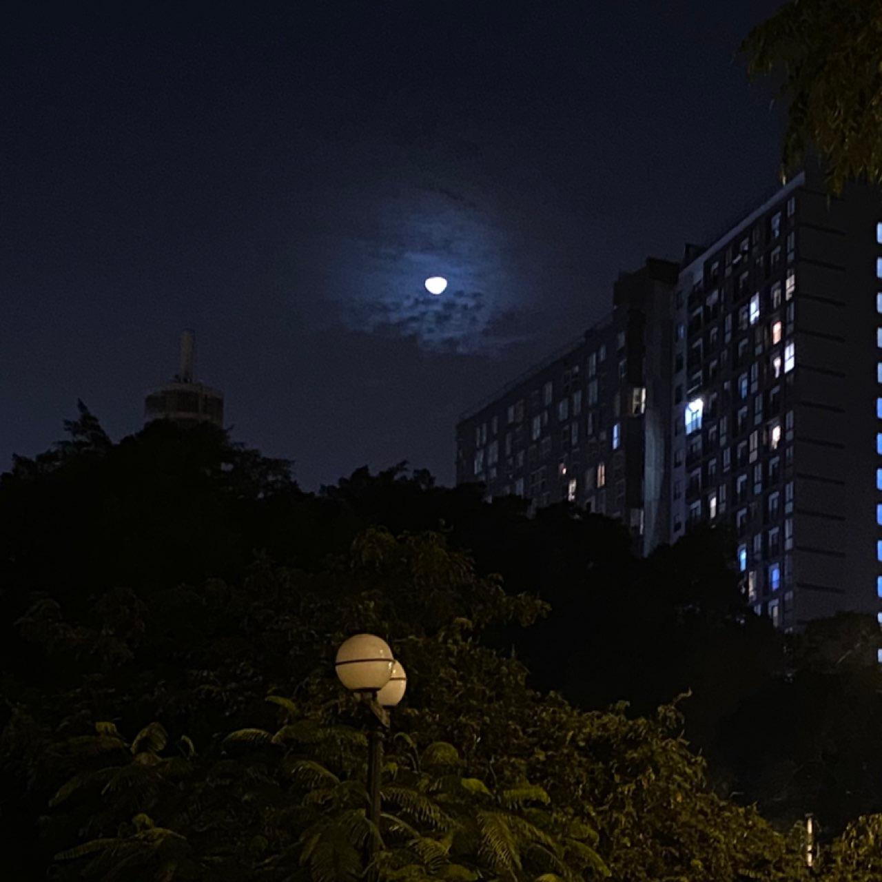 The Moon over Lima, Perú — waning gibbous, Lunar Day 20