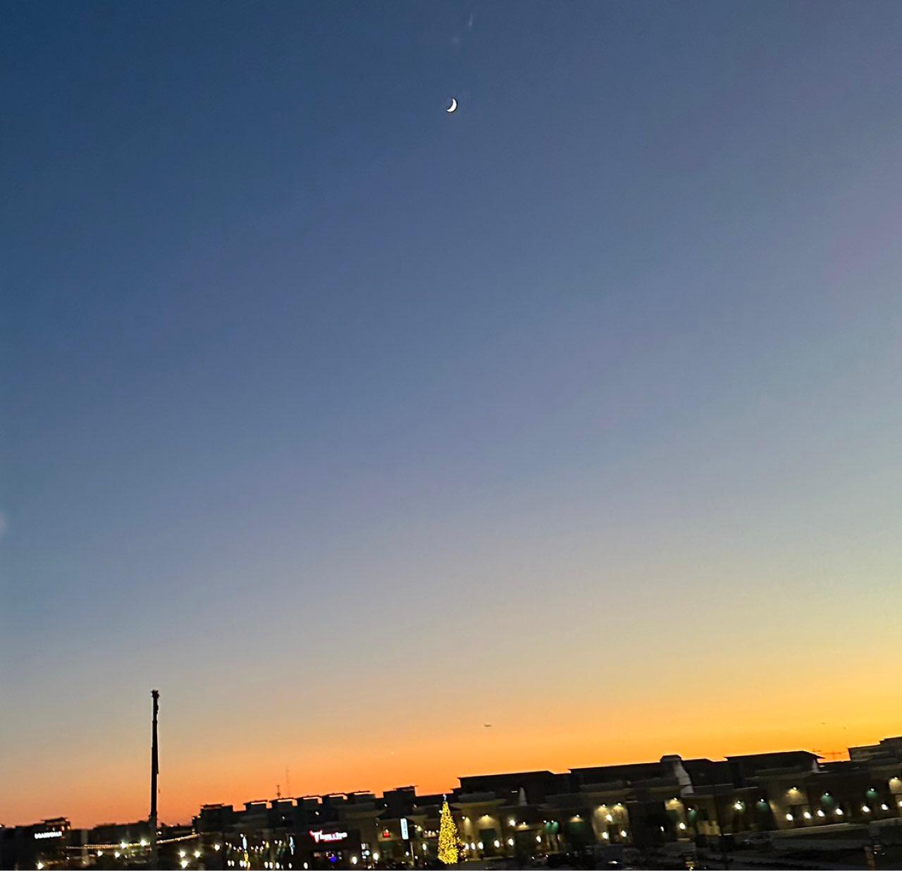 The Moon over Farmers Branch, Estados Unidos — waxing crescent, Lunar Day 5