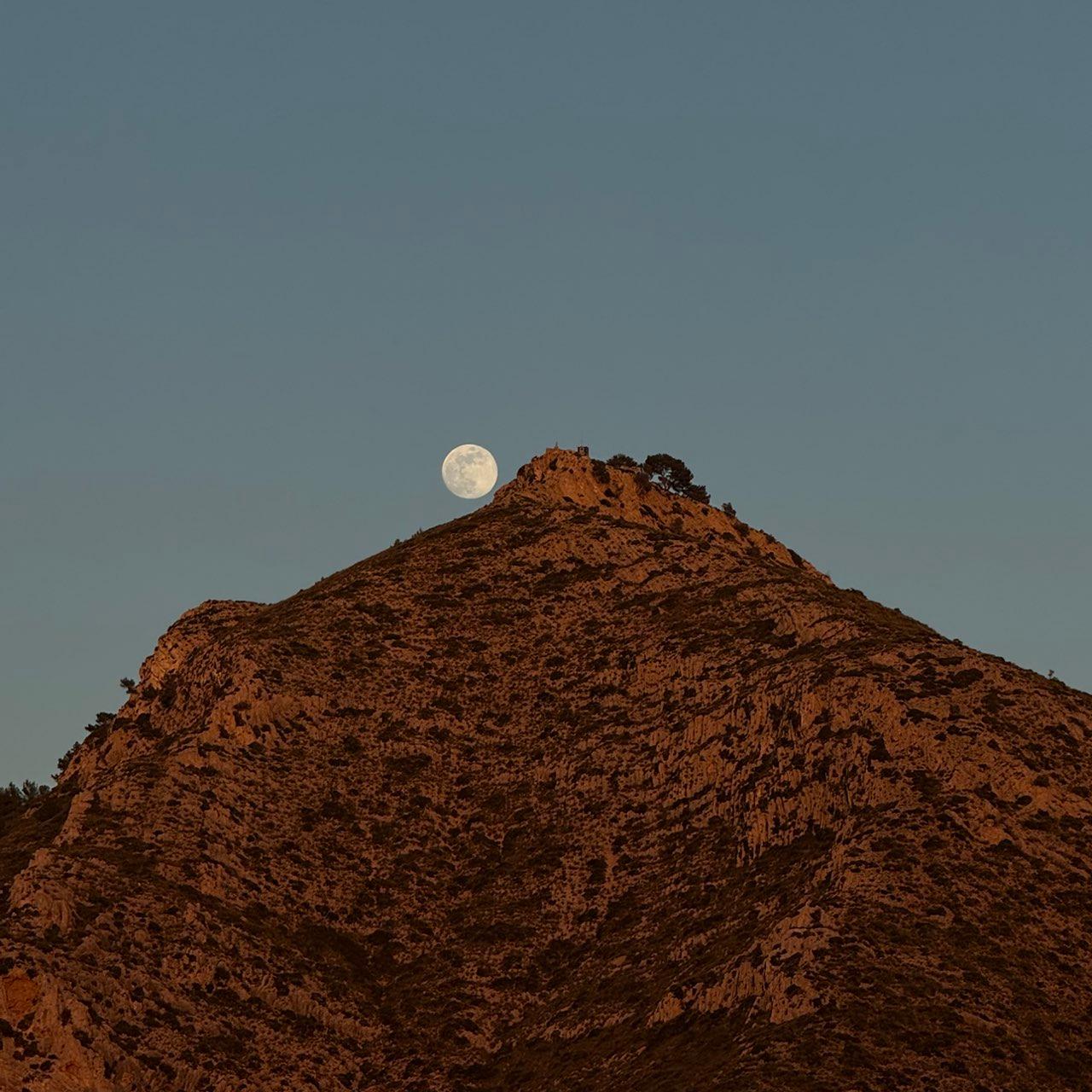 The Moon over Sencelles, España — full moon, Lunar Day 14