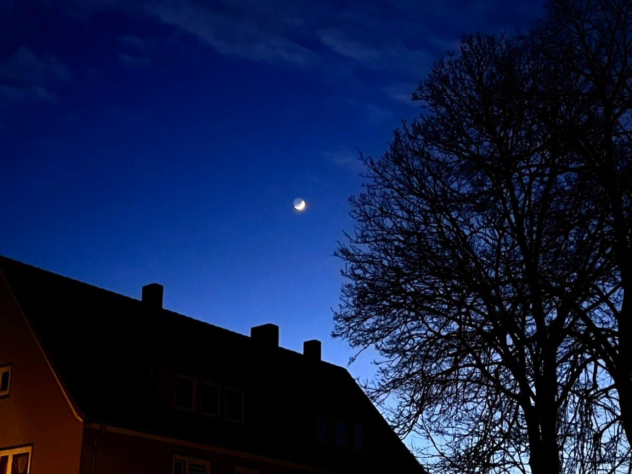 The Moon over Salzgitter, Deutschland — waxing gibbous, Lunar Day 12